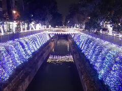 22時前に台中に戻ってきました。緑川だったかな、街中の川もきれいに電飾されています。