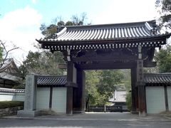 １８＜泉涌寺　大門＞
即成院から１０分ほどで泉涌寺の大門にやってきました。
泉涌寺は、「御寺（みてら）」と呼ばれる皇室ゆかりの寺院です。
四条天皇以来14代の天皇陵をはじめ、皇妃、親王陵墓など39の陵墓があります。
昨年度には、天皇陛下ご夫妻や上皇陛下ご夫妻がお参りにみえていましたね。