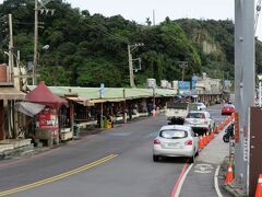 その対岸に市場が並んでいました。