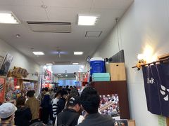 やっぱりどの店も大行列！！甘かった。お目当てのまぐろ山盛り丼の店もアウト！ーあきらめます。そんなに待ってられないし。。。。トホホ。。。。