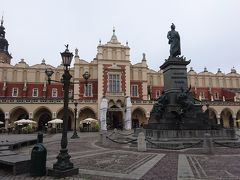 ８時３０分、フロリアンスカ門から500mほど歩いて、旧市街の中心、中央広場（Rynek Glowny）へやってきました。

中世から残っている広場としてはヨーロッパ最大の約４万㎡を誇る広場で、中央に建っているのは、現在は土産物屋街や美術館になっているかつての織物会館。

その手前に立つのは、ワルシャワでも見かけたポーランドの愛国詩人、アダム・ミツキェヴィチ（1798-1855年）の像です。

【雨多き初夏のポーランド（１）　ワルシャワのクラクフ郊外通りに立つアダム・ミツキェヴィチ像】
https://4travel.jp/travelogue/11520001#photo_link_61163901