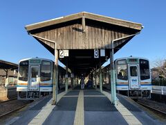 着きました。天竜二俣駅。ここに昭和レトロな転車台などあるんですが。。。もう4時そして次は1時間後なので。。。