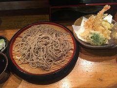 松本について、お城の側で早速腹ごしらえ？駅の門前の蕎麦屋さんで天ぷらそばをいただきました。