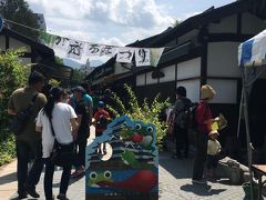 四柱神社の横にある縄手商店街（昔の町並みを再現した小さな商店街）ちょうど縁日というか、かえる祭りが開催されていて、カエルにちなんだグッヅなどが販売されていて、たくさんの人が訪れていました。お土産屋さんなども並んでいて、そぞろ歩きによさそうな街並みです。