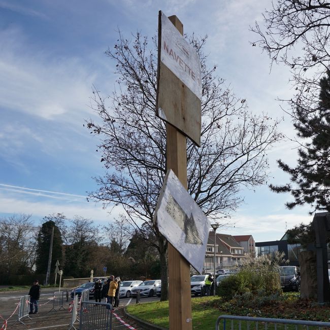 14：10、ナヴェット乗り場に到着。間にあった～！<br />シャトルバスは遅れているようで、まだ姿は見えません。ホッ。