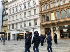 そのままケルントナー通りをくだってユリウス・マインルへ
日本で言うとこの紀伊国屋みたいな、高級スーパー?
オリジナルブランドなんかも出してるので、のぞいてみました。