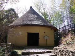 アルベロベッロのトゥルッリを思い出します。

サトウキビを絞って作る和三盆のために、牛が石臼を引いていたそう。