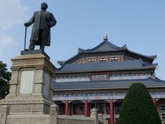 　孫文像が前に建つ中山紀念堂で、孫文の生い立ちを拝見しました。