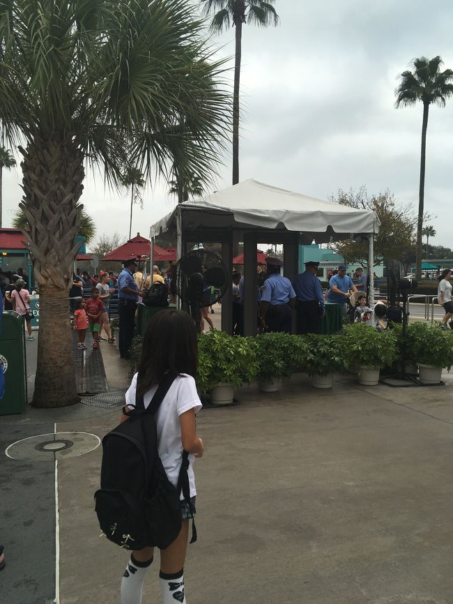 今日の天気はイマイチだけど、雨は降ってません。<br />荷物チェックも無事完了して、6日目インパ♪