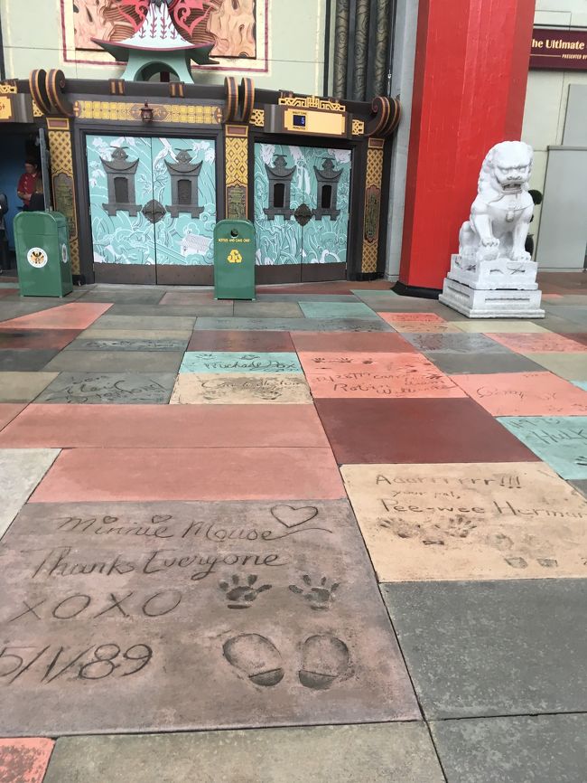 学生時代、海外研修で行ったLAのチャイニーズシアターを思い出します♪<br />トム・ハンクスのところで撮ったな～