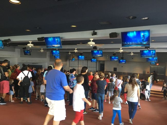 この広いところに人が集まってきて待機。