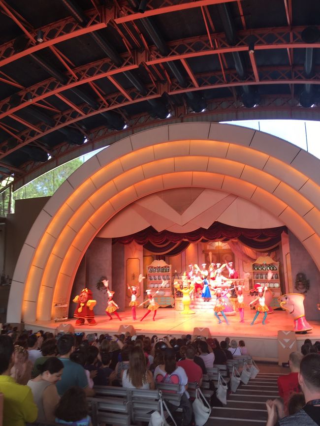 屋根のある屋外のステージでした。