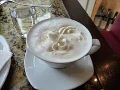 今回楽しみにしてたザッハトルテを頂きに、カフェ・ザッハーを訪れました。
まずはカフェ・メランジェを飲みました。
人生初、生クリームが乗ったコーヒーを頂きました。