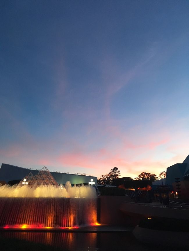 外に出てきたらだいぶ日が暮れてる。空がキレイ。