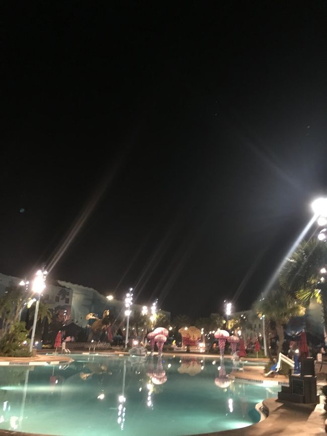 プール横を通って部屋へ。