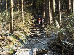 9時05分出発。残雪と凍っている場所があるので慎重に登ります。