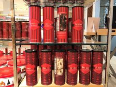 ハワイ・ホノルル『アラモアナセンター』
米国の高級百貨店『ニーマン・マーカス』3F

お菓子コーナー「エピキュア」の写真。

去年は下のチョコ掛けコーンスナックを買いました。
今年はいつものチョコチップスを購入します。
（パッケージのデザインが毎年変わる）

◆ ニーマン・マーカスオリジナルのチョコがけポテチ　22ドル