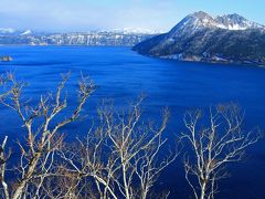 最初に観光するのは摩周湖です。冬は第１展望台までしか行けませんが、観光には十分です。
写真でもわかりますが、やはりこの年は全般的に雪が少ないようです。