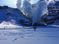 続いては硫黄山です。一面白と青の世界ですが、硫黄の噴出箇所だけ黄色く、そこから盛んに噴煙を上げています。