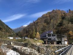 ここから新穂高ロープウェイに乗りました。
新穂高温泉駅です。
毎時00分と30分に出発します。
料金は往復2,900円です。