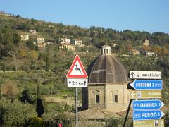 コルトーナの写真でよく使われている教会、Santa Maria delle Grazie al Calcinaio のすぐ近くを通りました。歩きじゃないと撮れない写真です。
あら！道路に鹿さん注意の標識がありました！