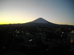 疲労感はあるものの、なんとなく、不完全燃焼のまま、本日の宿へ。夕暮れの富士山が良く見える。