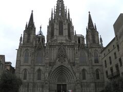 続いて訪れたのは、こちらのカテドラル。

サグラダ・ファミリアが有名すぎて日陰の存在になってしまっている感があるが、バルセロナで"大聖堂"と言えば本来はこちらの「カテドラル」のこと。