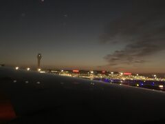 朝焼けの中羽田空港の明かりが見えました。
ちょっと安心したような
終わってしまって寂しいような