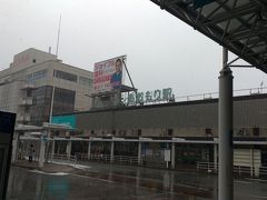 青森駅までの連絡バスにのり青森駅に到着。粉雪が降っていました。
酸ヶ湯温泉行きのバスまで時間があるため、駅で少し観光をします。
