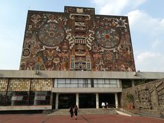 メキシコ国立自治大学
歴史を伝えるモザイク画

