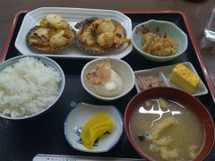 お昼は定食を食べました。
ホタテが本当に美味しい!隣の人が食べてた定食も美味しそうでした。

すみません。まだ酸ヶ湯温泉に到着していませんが、長くなってしまったので続きは次の旅行記で