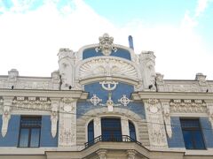 ＜リーガ　新市街＞
表紙の写真　Elizabetes iela 10B の集合住宅
Mihails Eizenšteinsの設計、1903築
人面の装飾が