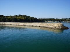 大多府島の港入口にある「元禄防波堤」が見えます。この防波堤は岡山藩の土木技術者、津田永忠の指揮で元禄11年（1698年）に築かれたと伝わっています。平成10年（1998年）１月に防波堤としては初めて国の文化財に指定されました。