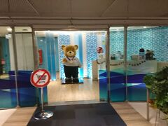 バンコクエアウェイズのラウンジ入口。
搭乗者は皆さん使えます。
同社のキャラクターか？熊さんがお出迎え。