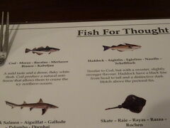 お夕飯はホテル近隣で美味しそうなフィッシュアンドチップスのお店「North Sea」ヘ。
入口で予約はありますか。と言われドッキリしましたが、なんとかお席がありました。

こちらはフィッシュアンドチップスのお店です。
フィッシュアンドチップスのお魚は、CodとHaddockの2種類あるとのことでした。お姉さんに「どちらがオススメですか」とお尋ねしたら「私はCodが好き」と言うことだったのでCodに決定。

こちらのお店、盛りがよいということだったので、2人で1つにしました。
お隣は韓国のご家族で小学生の男の子2人とご両親のようでした。お子様プレートのフィッシュアンドチップスでも日本の1人前以上でした。すごい量。
