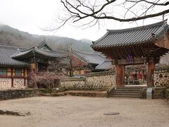 松広寺は海印寺、通度寺と並ぶ韓国の三宝寺院の一つ
午前中に行った仙岩寺よりも賑わっているようでした