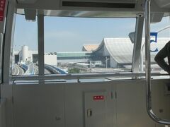 午前11時35分に桃園国際空港に到着。飛行機を降りる時に、過去14日以内に発熱、咳、息切れの症状の有無や中国大陸、香港、マカオに行ったかどうかを問う入境健康声明書が配布された。検疫検査前に入境健康声明書を検疫官に渡すのだが、虚偽の申請をしたり提出を拒んだりした場合は1万～15万台湾ドルの罰金が科せられる。トランジットのために空港内を走るスカイトレインでパラオ行きの飛行機の出発ゲートに移動。