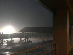 パラオに着いたのは午後6時10分。パラオ国際空港はバベルダオブ島にある。飛行機を降りて通路を歩いている時に水しぶきを上げるような激しい雨が降っていた。この通路では額に器具を当てて体温を測ってから入国審査場へ行くことになる。入国審査も手荷物の取り出しもあまり時間はかからなかった。