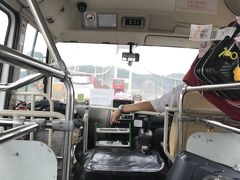 香港空港からは、ホテルまで連れて行ってくれる送迎バスを予約しておきました。料金は1人1,500円でした。香港は空港から市内までの電車料金もほぼ同じ金額で比較的高いのと、最寄り駅からホテルまでも1ｋｍくらいあったので、今回は往復このバスを予約しましたが、荷物もそこそこあったのでとても楽でした。