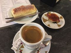 デザートを食べにCasa Piriquitaへ。定番のケイジャーダとトラヴセイロ。
小さいお菓子はだいたい1~1.5ユーロ、コーヒーは0.8ユーロ。安くておいしい。