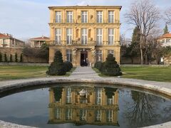 そして辿り着いたのはヴァンドーム館(Pavillon de Vendôme)
とても綺麗な庭園です。　思わず水鏡で一枚^^

隣接する公園にトイレがあるにはあったけど、
外観から中を想像したら入る勇気はなかった。


