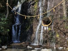 鯉が泳いでいます。夏は涼しいんでしょうね。
飛び石でポーズして撮影している方が多かったです。