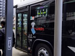 京都駅八条口から「らくなんエクスプレス」で15分ほど。黒いバスって珍しい。らくなんエクスプレスは、WAONや各種Payは使えるのに、なぜかSUICAやICOCAなど交通系ICカードは使えませんでした。
