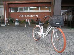 8:00  大島温泉ホテルまで元町のレンタサイクル店から自転車を運んで来てもらいました。
レンタル料４時間で1,500円＋配車料2,000円です。
1台でも4台でも手間は同じなのにこんな山の上まで申し訳ないような感じ。
ホテルの標高をスマホに測らせたら丁度500ｍでした。

でも、4段変速のギアはあるものの・・ぱっと見あまり新しい感じではないなと思った直感に狂いはなく、後で大変なことになってしまったのです　(≧∀≦)
