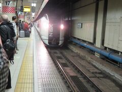 東京駅から成田エクスプレスに乗って成田空港へ向かいます。