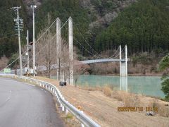 　さて、私はせっかく15分も掛けて、頂上の県道まででてきたことから、ここから本日の宿、接岨峡温泉まで1.5kmを行くこととします。
　また、折角なので、写真のつり橋を対岸に渡り、「八橋小道」と呼ばれる、八本の小さなつり橋を経由して民宿に向かいました。