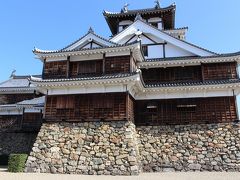 福知山城
1579年 明智光秀が、この地に城を築いたのが始まりで・・
光秀や秀光は本能寺の変，山崎合戦で滅ぼされましたが、羽柴秀吉や有馬豊らが城主を務めました。
江戸時代以降～明治維新に至るまで、朽木家が13代にわたり藩主を務めたそうです。