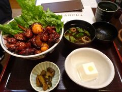 夜行バスも考えましたが、3連休のためか満席or隣の埋まっている4列シートしか見当たらなかったので、天気の悪かった土曜の午後便で甲府へ。
ほうとうは毎度のように食べているので、今回は駅前のお店で名物の「鳥もつ煮」を食べてみることに。「鳥もつ煮」発祥のお店だそうで混んでいました。鳥もつ丼、1000円。