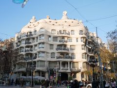 これまたガウディの作品、カサ・ミラ到着。
高級アパートとして設計されたカサ・ミラはバルセロナで初めて自動車用の地下駐車場が設けられるなど当時としては革新的な建物だった。