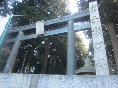 16:00 再び富士吉田市内に戻ってきて､浅間神社前でバスを降りるとそこには大きな一の鳥居の奥へと続く神道
日本武尊が東征の際に富士山の神霊を御遥拝され大鳥居を立てて祠を立てて祀ったのが始まり という古い歴史がある